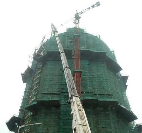 启东吊车在工地上作业